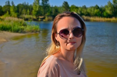 Gölün kıyısında güzel bir kadın.