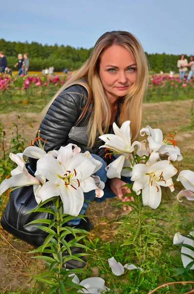 Piękna Kobieta Wystawie Kwiatów Zachodniej Ukrainie — Zdjęcie stockowe