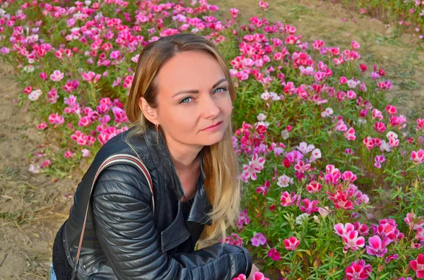 Una Bella Donna Una Mostra Fiori Ucraina Occidentale — Foto Stock