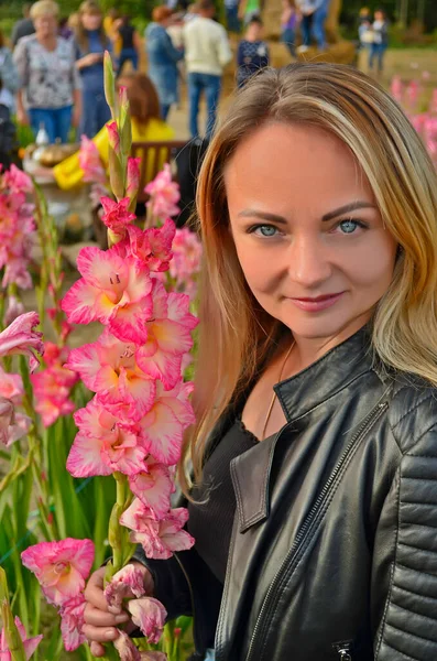 Piękna Kobieta Wystawie Kwiatów Zachodniej Ukrainie — Zdjęcie stockowe