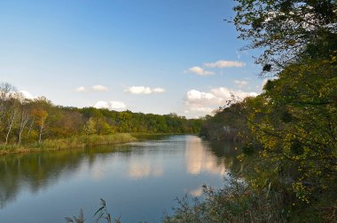 Sonbahar soğuk nehri, şehrin kenar mahallelerinde. .