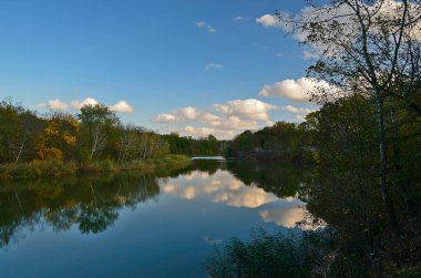 Sonbahar soğuk nehri, şehrin kenar mahallelerinde. .