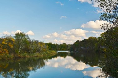 Sonbahar soğuk nehri, şehrin kenar mahallelerinde. .