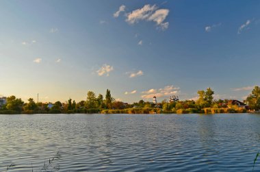 Sonbahar soğuk nehri, şehrin kenar mahallelerinde. .
