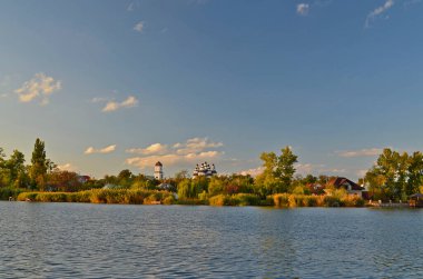 Sonbahar soğuk nehri, şehrin kenar mahallelerinde. .