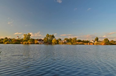 Sonbahar soğuk nehri, şehrin kenar mahallelerinde. .
