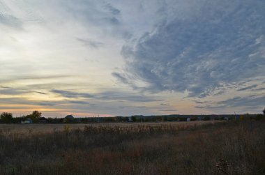 Sonbahar kırsal manzarası, akşam günbatımı.