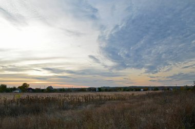 Sonbahar kırsal manzarası, akşam günbatımı.