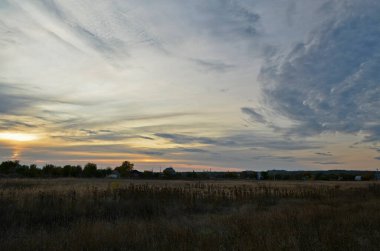 Sonbahar kırsal manzarası, akşam günbatımı.