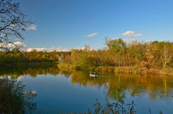 Herbstkalter Fluss Stadtrand — Stockfoto