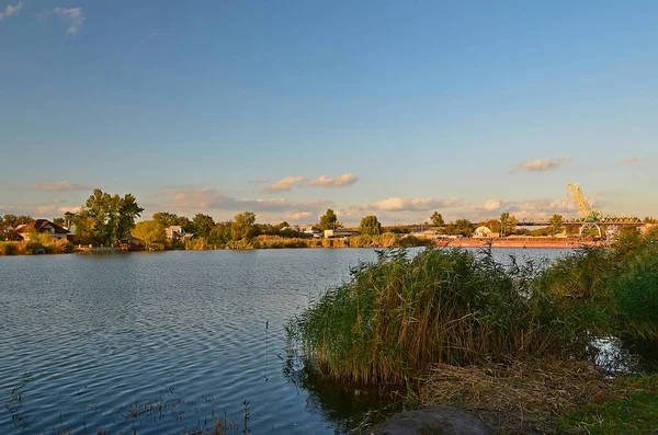 Herbstkalter Fluss Stadtrand — Stockfoto