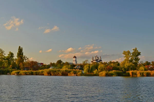 Herbstkalter Fluss Stadtrand — Stockfoto