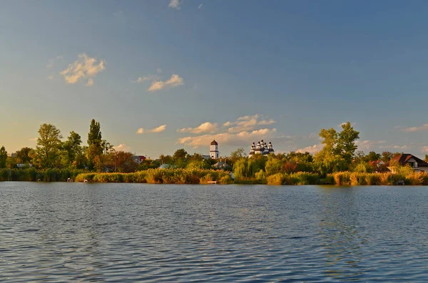 Őszi Hideg Folyó Város Szélén — Stock Fotó