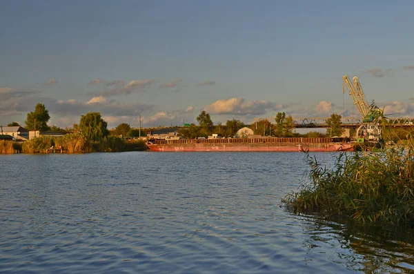 Herbstkalter Fluss Stadtrand — Stockfoto