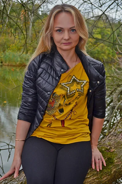 Piękna Młoda Kobieta Jesiennym Lesie Nad Rzeką — Zdjęcie stockowe