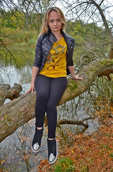 Mooie Jonge Volwassen Vrouw Herfst Bos Door Rivier — Stockfoto