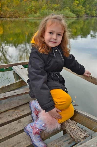 Hermosa Niña Camina Bosque Otoño —  Fotos de Stock