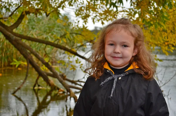 Menina Bonita Anda Floresta Outono — Fotografia de Stock