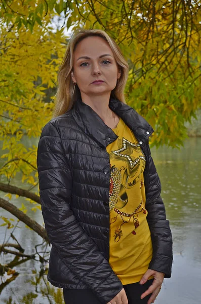 Piękna Młoda Kobieta Jesiennym Lesie Nad Rzeką — Zdjęcie stockowe