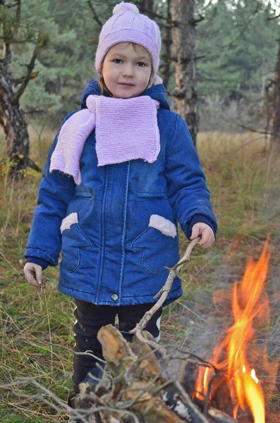 Criança Menina Mãe Aquecer Pelo Fogo Outono Floresta — Fotografia de Stock