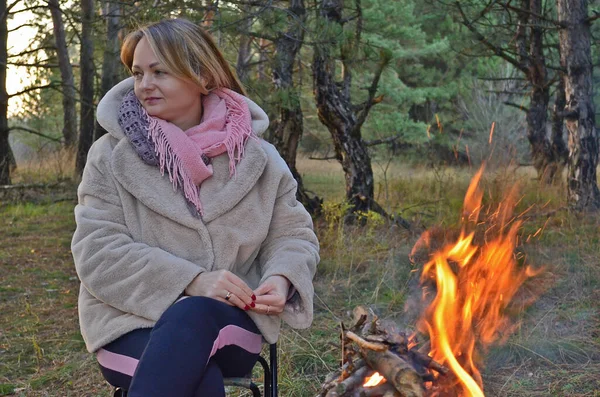 Barnflicka Och Mamma Värmer Sig Vid Brasan Hösten Skogen — Stockfoto