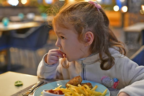 Παιδί Κορίτσι Τρώει Εστιατόριο — Φωτογραφία Αρχείου
