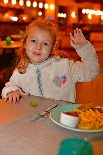 レストランで夕食をとる子供の女の子 — ストック写真