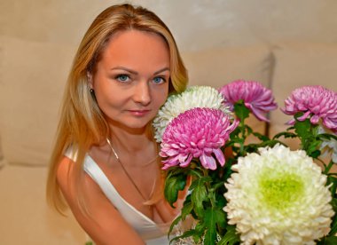 Güzel çiçek buketleri olan anne ve kızı..