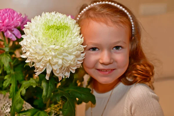 Moeder Dochter Met Mooie Boeketten Bloemen — Stockfoto