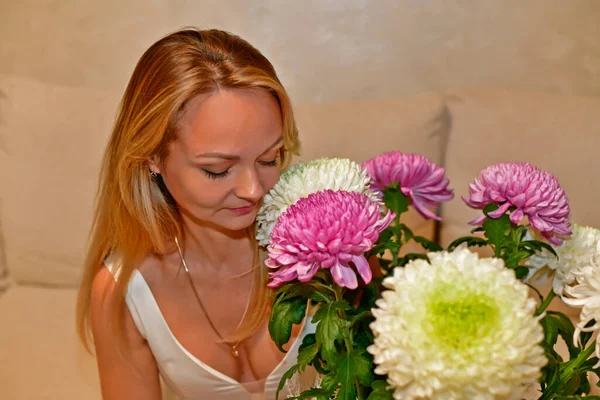 Mamá Hija Con Hermosos Ramos Flores — Foto de Stock