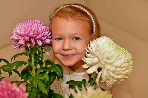 Mãe Filha Com Belos Buquês Flores — Fotografia de Stock