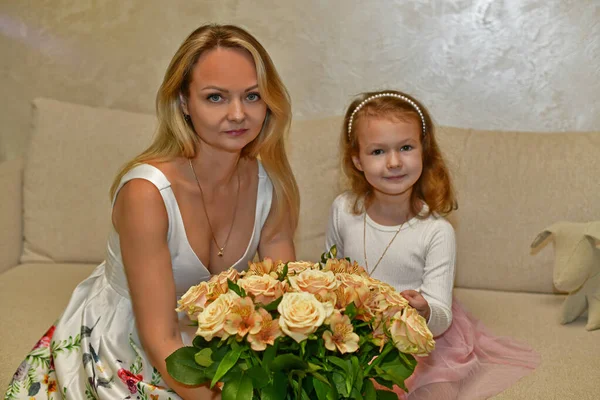 花の美しい花束を持つ母と娘 — ストック写真