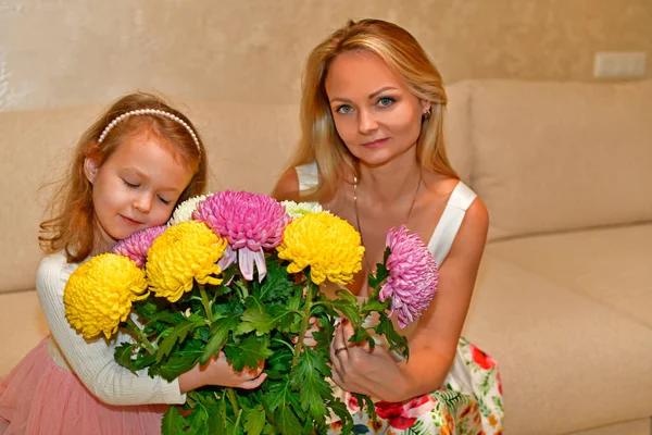 Mamá Hija Con Hermosos Ramos Flores — Foto de Stock