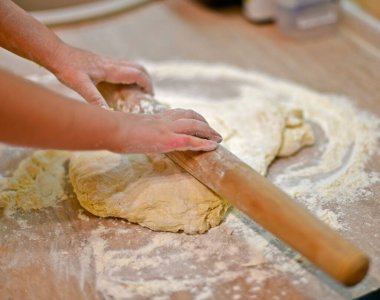 Çocuk yemek pişirmede ilk adımı atar, hamur yoğurur..