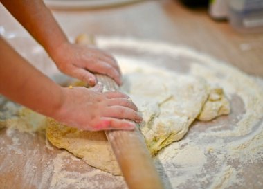 Çocuk yemek pişirmede ilk adımı atar, hamur yoğurur..