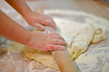 Çocuk yemek pişirmede ilk adımı atar, hamur yoğurur..