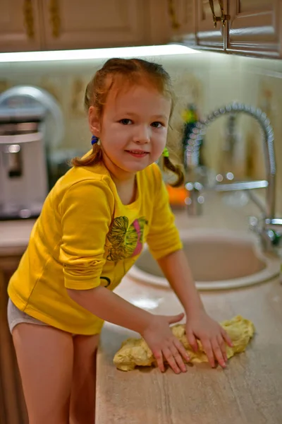 Κορίτσι Κάνει Πρώτα Βήματα Στο Μαγείρεμα Ζυμώνει Ζύμη Για Ψήσιμο — Φωτογραφία Αρχείου
