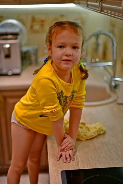 Das Mädchen Macht Die Ersten Schritte Beim Kochen Knetet Den — Stockfoto