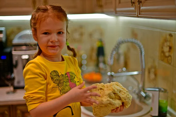 Niña Los Primeros Pasos Cocina Amasa Masa Para Hornear — Foto de Stock