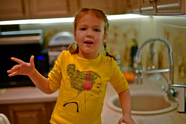 Dziewczynka Robi Pierwsze Kroki Gotowaniu Ugniata Ciasto Pieczenia — Zdjęcie stockowe
