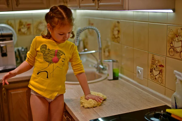 Ребенок Девочка Делает Первые Шаги Приготовлении Пищи Разминает Тесто Выпечки — стоковое фото