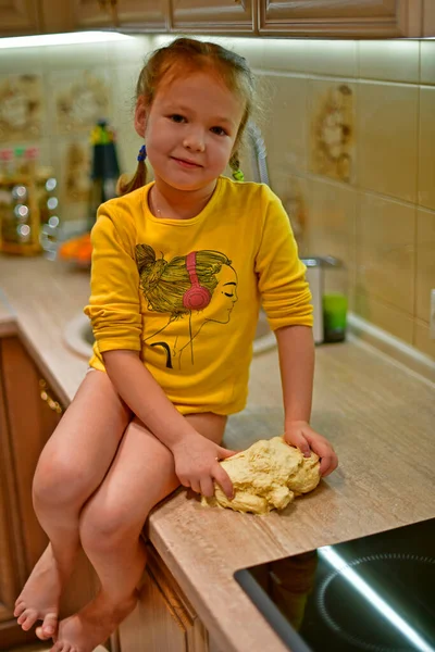 Κορίτσι Κάνει Πρώτα Βήματα Στο Μαγείρεμα Ζυμώνει Ζύμη Για Ψήσιμο — Φωτογραφία Αρχείου