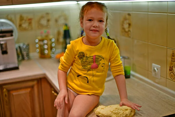 Niña Los Primeros Pasos Cocina Amasa Masa Para Hornear — Foto de Stock