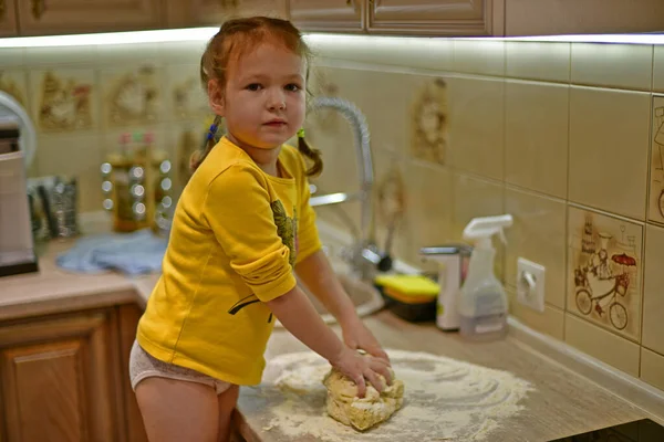 Niña Los Primeros Pasos Cocina Amasa Masa Para Hornear — Foto de Stock