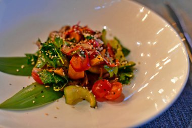 Lokantada servis edilen lezzetli salata yemekleri..