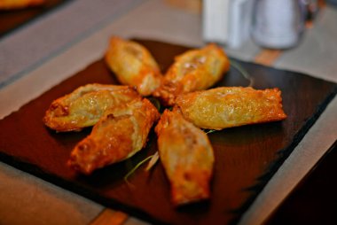 Zeytinyağında kızartılmış etli börek..