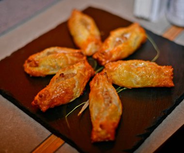 Zeytinyağında kızartılmış etli börek..