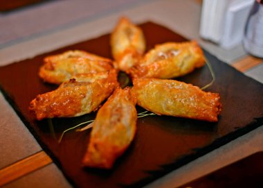 Zeytinyağında kızartılmış etli börek..