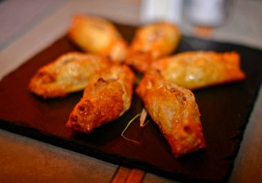 Zeytinyağında kızartılmış etli börek..