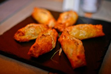 Zeytinyağında kızartılmış etli börek..